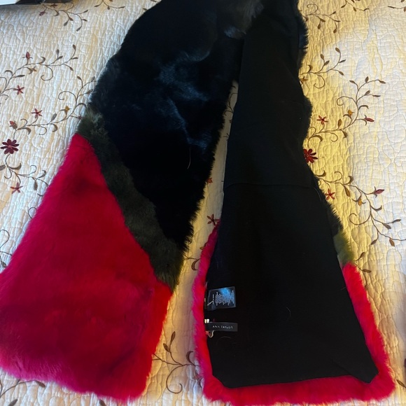 NEW with tag, Ann Taylor NEVER worn faux fur crossover scarf! Black Red Olive - Picture 3 of 4